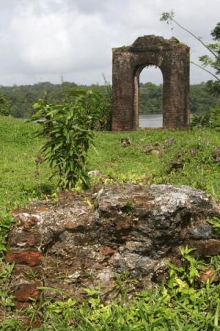 Fort kijk overal